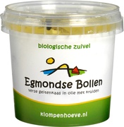 Verse geitenkaas in olie met kruiden